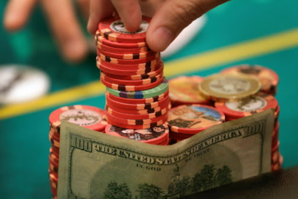 Bermain Poker: Mengalihkan Games Online ke Casino Kehidupan Riil
